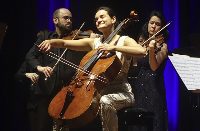 Raphaela Gromes und die Festival Strings Lucerne im  Burghof  | Foto: Roswitha Frey