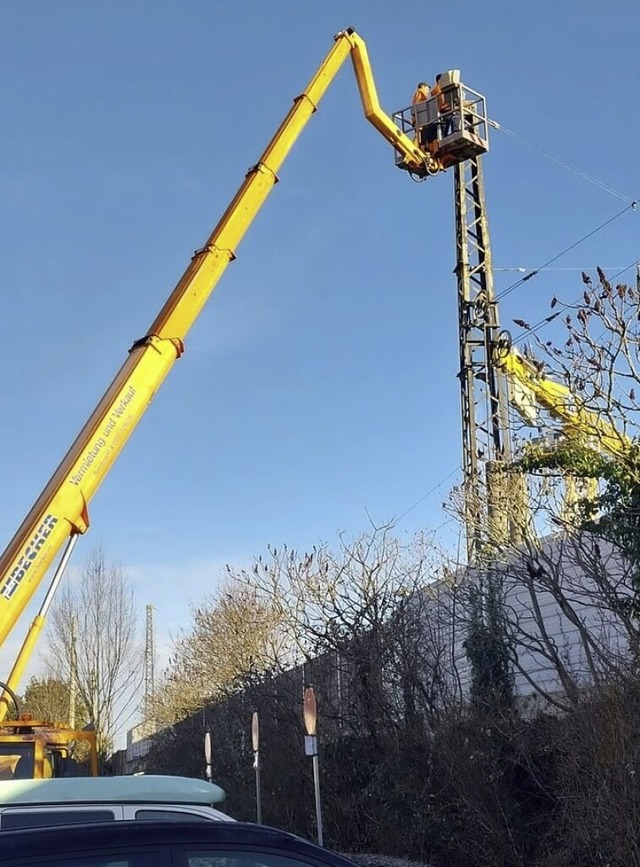 Das Storchennest auf dem Fahrleitungsmast der Bahn ist abgebaut.  | Foto: Hans Peter Rieder