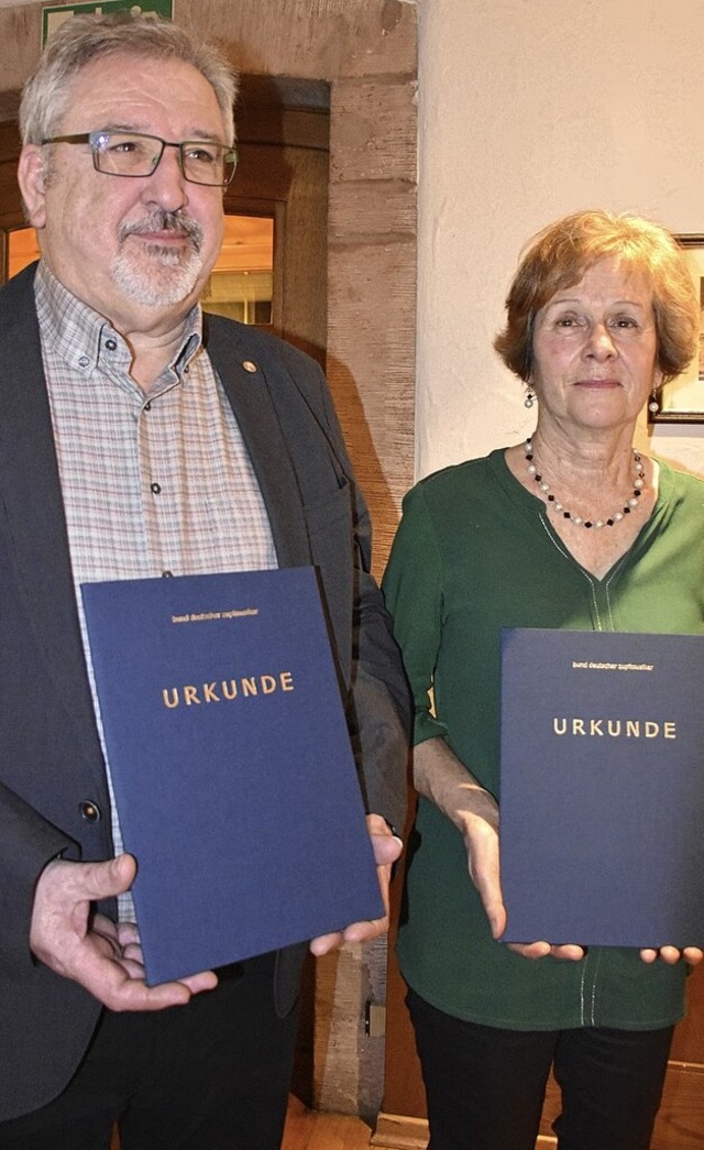 Doris Burkhart  und Siegfried Kursawe wurden fr 50 Jahre  geehrt.  | Foto: Roland Vitt
