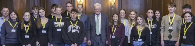 Der Leistungskurs des MPG beim Gruppenbild mit Winfried Kretschmann (Mitte)   | Foto: Staatsministerium Baden-Wuerttem