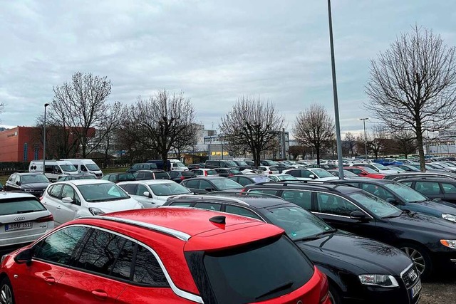 Der Mitarbeiterparkplatz steht whrend...f dem E+H-Gelnde nicht zur Verfgung.  | Foto: Sarah Trinler