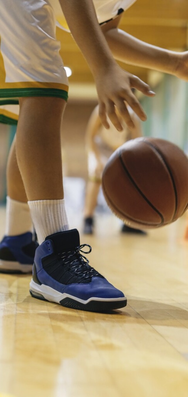 Armut hat viele Gesichter: Nicht alle ...Kinder in den Sportverein zu schicken.  | Foto: matimix