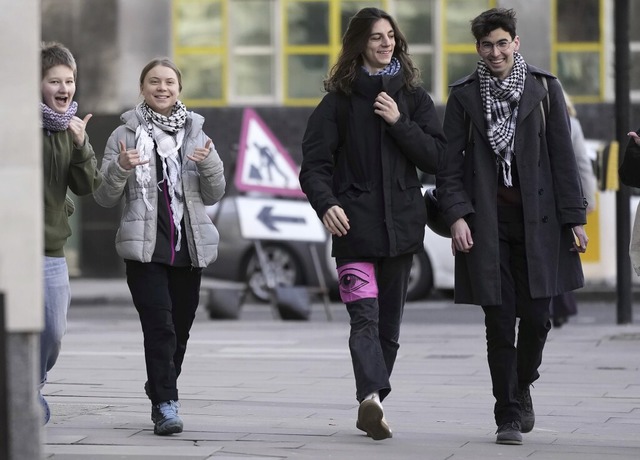 Greta Thunberg (zweite von links ) tri...dem Westminster Magistrates Court ein.  | Foto: Kin Cheung (dpa)