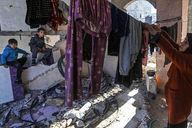 Palstinenser inspizieren in Rafah ihr...r nach einem israelischen Luftangriff.  | Foto: Abed Rahim Khatib (dpa)