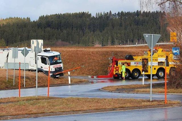 In Lffingen wird einem Mllfahrzeug das Glatteis zum Verhngnis