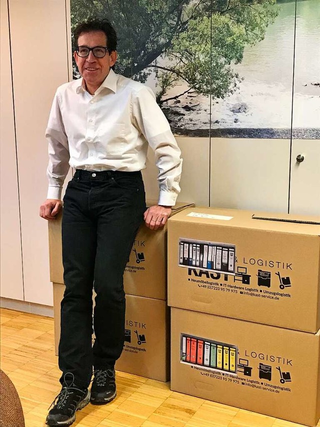 Frank Spiegelhalter   auf gepackten Kisten vor dem Rathausumzug.  | Foto: Jutta Schtz