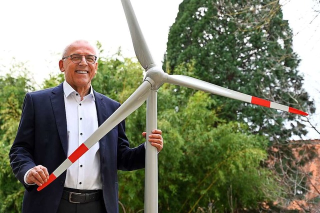 Windrad-Pionier Andreas Markowsky mit einer Deko-Variante seiner Windkraftwerke.  | Foto: Thomas Kunz