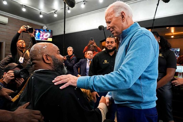 US-Prsident Joe Biden  begrt einen ...Friseursalon Regal Lounge in Columbia.  | Foto: Jacquelyn Martin