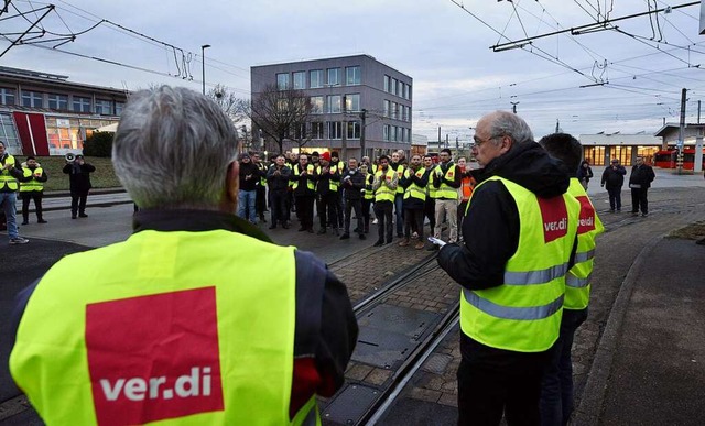 Reiner Geis (rechts) spricht auf der K...ung des Verdi-Warnstreiks in Freiburg.  | Foto: Rita Eggstein