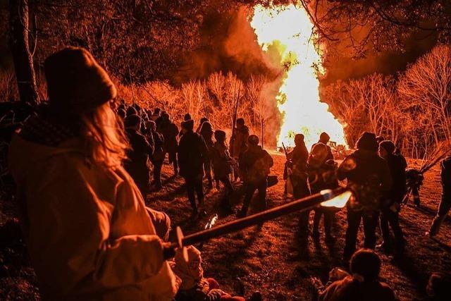 Fasnachtsfeuer sind in Lrrach ein Spa, der mit Vorsicht genossen wird