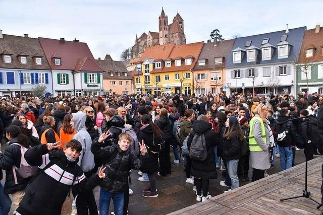 1500 Schlerinnen und Schler gehen in Breisach fr Demokratie auf die Strae