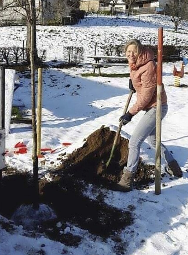 Mllermeisterin Roswitha Vollbrecht-Osswald als Baumpflanzerin  | Foto: Rolf-Dieter Kanmacher