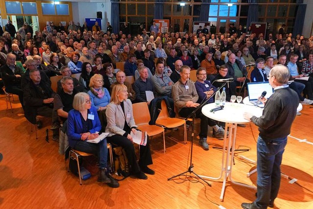 Proppenvoll war es im Brger- und Gst...i der Infoveranstaltung zur Windkraft.  | Foto: Martin Pfefferle