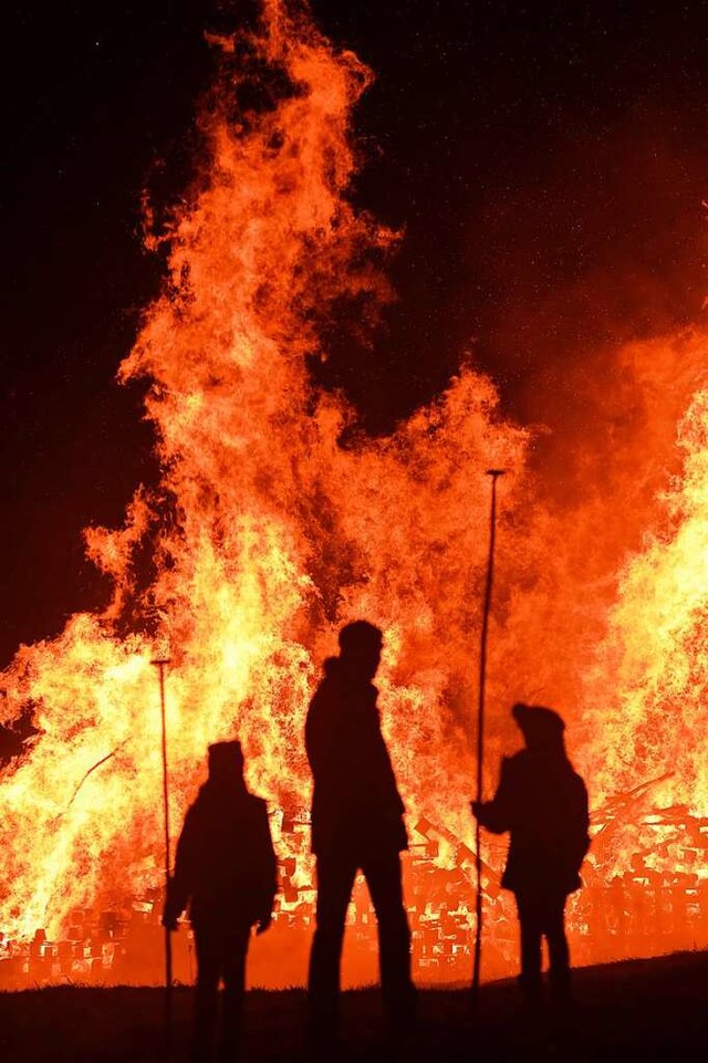 Scheibenschlagen ist ein fester Bestandteil der Fasnachtsfeuer.  | Foto: Juri Junkov