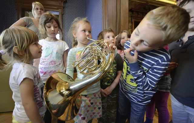 In Musikschulen knnen Mdchen und Jungen  frh Instrumente ausprobieren.    | Foto: Patrick Seeger