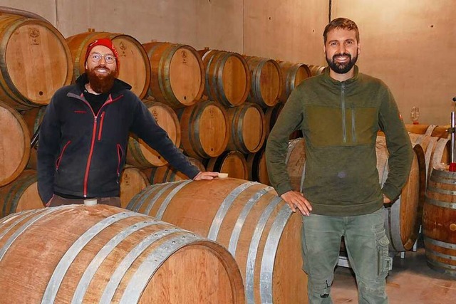 Michael Zimmer und Felix Scherer in ihrem neuen Weinkeller in Bad Krozingen   | Foto: Frank Schoch