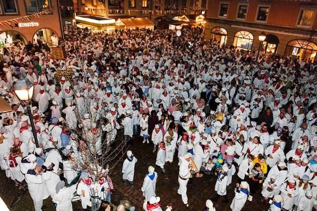 Auf dem Marktplatz in Waldkirch hatten...versammelt, um die Fasnet einzuluten.  | Foto: Gabriele Zahn