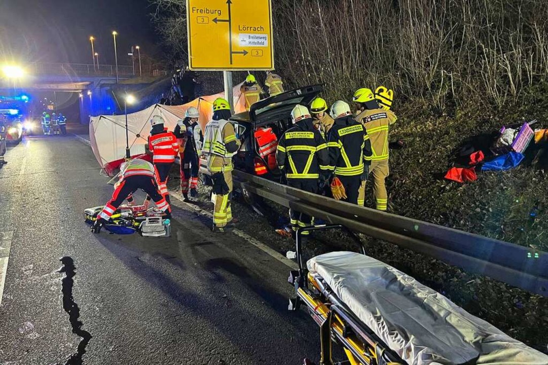 Feuerwehrleute Befreien Frau In Buggingen Aus Unfallwagen - Buggingen ...