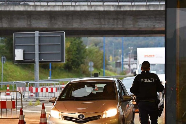 Ein Bundespolizist kontrolliert am Rheinfelder Autobahnzoll den Verkehr.  | Foto: Jonas Hirt