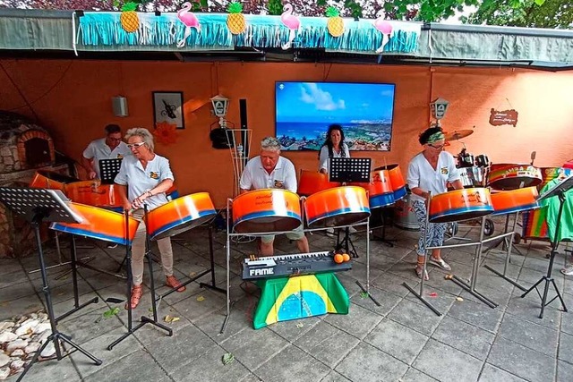 Die Altwiiler Steelband begeistert ihr... Instrumente und die karibische Musik.  | Foto: Ulrich Senf