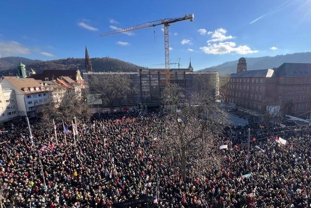 Grte Demo in Freiburgs Nachkriegsgeschichte: Mehr als 30.000 Menschen gegen Rechtsextremismus