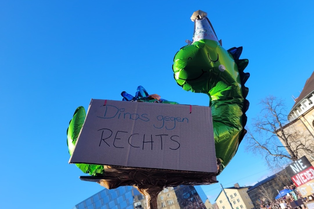 Auch die Dinos gegen Rechts sind dabei.  | Foto: Manuel Fritsch