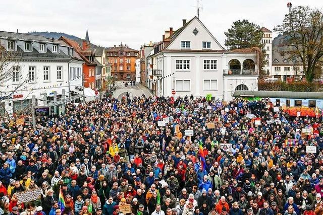 Viele Menschen demonstrieren in Lahr fr Demokratie und Toleranz