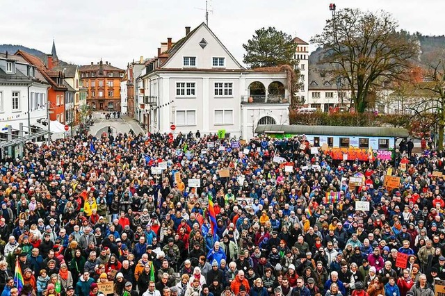 Gut 4000 Menschen kamen auf den Lahrer Rathausplatz  | Foto: Endrik Baublies