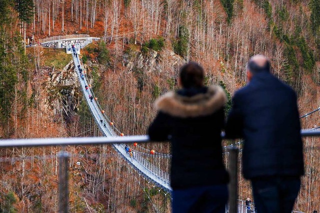 Nach dem Erfolg der Hngebrcke im Sch...ng auf ein hnliches Tourismusprojekt.  | Foto: Philipp von Ditfurth (dpa)