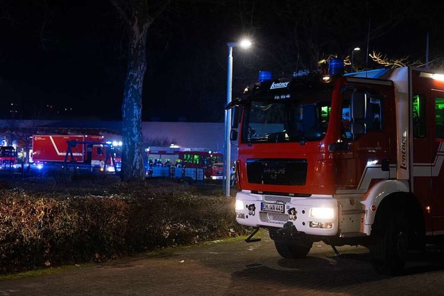 Waldkircher Feuerwehrfahrzeuge im Janu...ch einem Brand in der Kastelberghalle.  | Foto: Patrik Mller