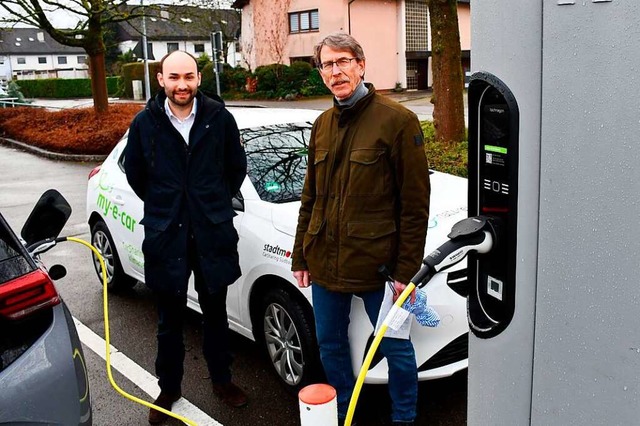 Nils Hoesch und Rainer Vierbaum weihen...t an der Drerstrae in Nollingen ein.  | Foto: Heinz und Monika Vollmar