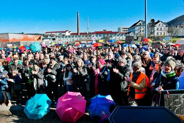 Mehr als tausend Menschen haben sich z... Fabric-Areal in Brombach versammelt.   | Foto: Barbara Ruda