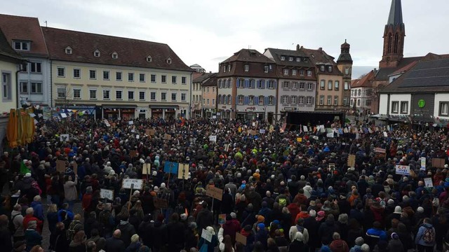 Mehrere tausend Menschen demonstrieren...egen Rassismus und gegen rechte Hetze.  | Foto: Philipp Peters