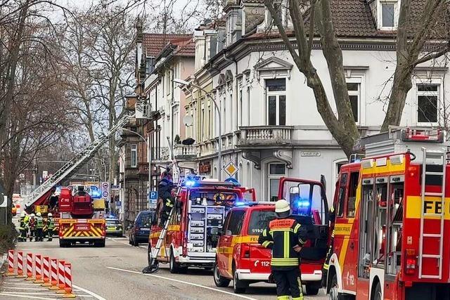 Brennende Matratze im Flur: Feuerwehr Offenburg holt zehn Personen aus stark verrauchtem Mehrfamilienhaus