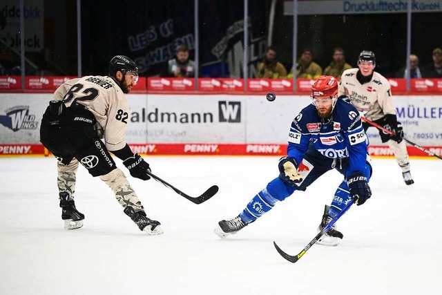 Thomas Larkin (rechts) setzt sich hier...en den Klner Alexandre Grenier durch.  | Foto: IMAGO/Eibner-Pressefoto/Sven Laegler