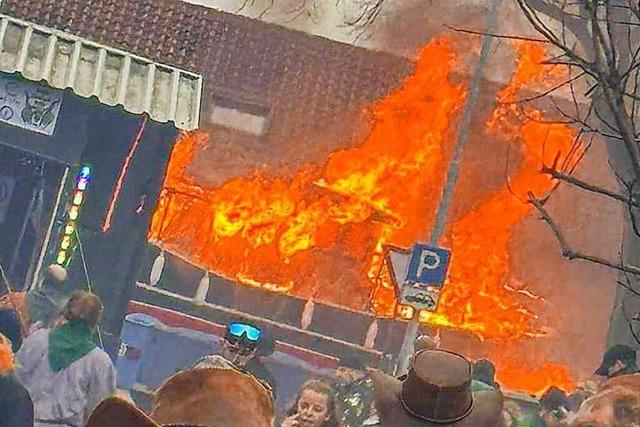 Umzugswagen aus Glottertal lichterloh in Flammen: Verletzte beim Narrenumzug in Kehl