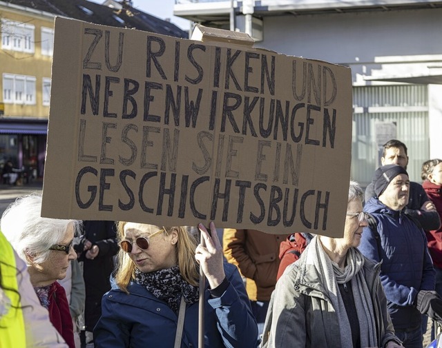 Etwa 700 Menschen setzen sich in Rheinfelden fr die Demokratie ein.  | Foto: Alexandra Gnzschel