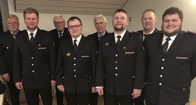 Die befrderten und geehrten Mitglieder der Feuerwehr Hsingen  | Foto: Vera Winter