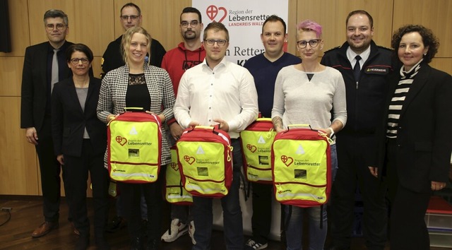 Bei der Auftaktveranstaltung zur Einf...helfer die Grundausstattung bergeben.  | Foto:  Gerald Edinger