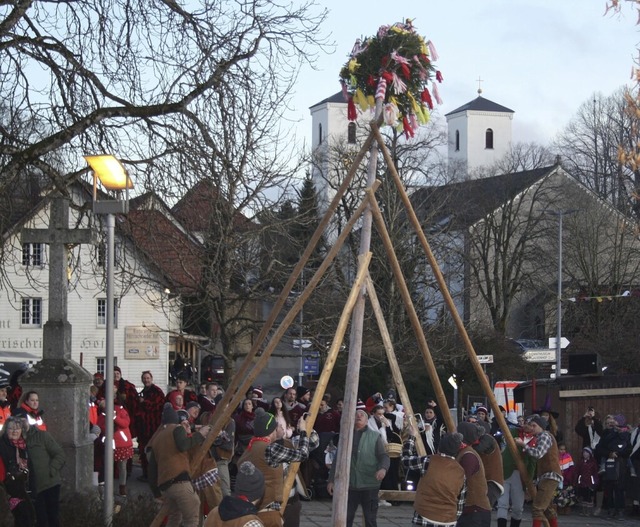 Die Dorfbuebe stellten den Narrenbaum in Herrischried.  | Foto: Andreas Bhm