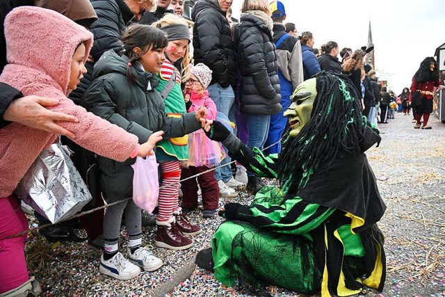 Gutwetterhexe: eine kinderliebe Figur ...olzhausen beim Mllheimer Narrenumzug.  | Foto: Volker Mnch