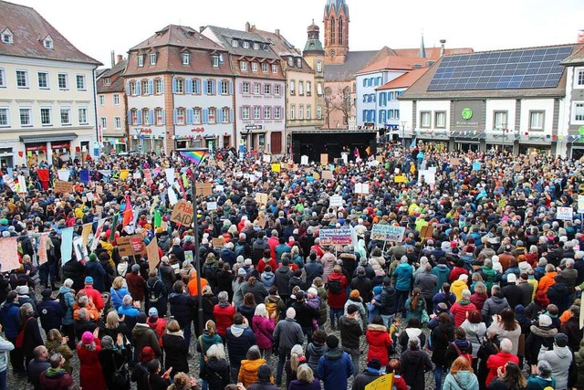 Die Polizei schtzt, dass am Sonntag r... Rechtsextremismus demonstriert haben.  | Foto: Annika Sindlinger