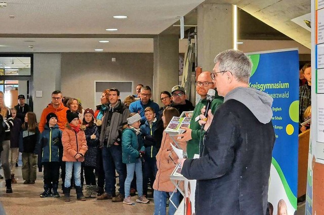 Schulleiter Frank Dreger erklrt den z..., was seine Schule so besonders macht.  | Foto: Sophie Knig