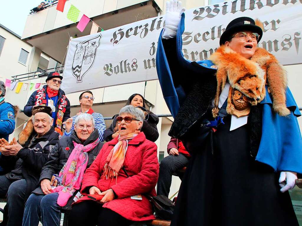 Konfetti, Musik und jede Menge Schabernack: Im Seelbacher Ortskern waren am Sonntag beim Umzug der Eulenzunft die Narren los.