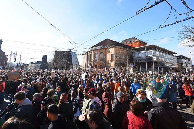 Der Platz der Alten Synagoge in Freiburg platzte schier aus allen Nhten.   | Foto: Rita Eggstein