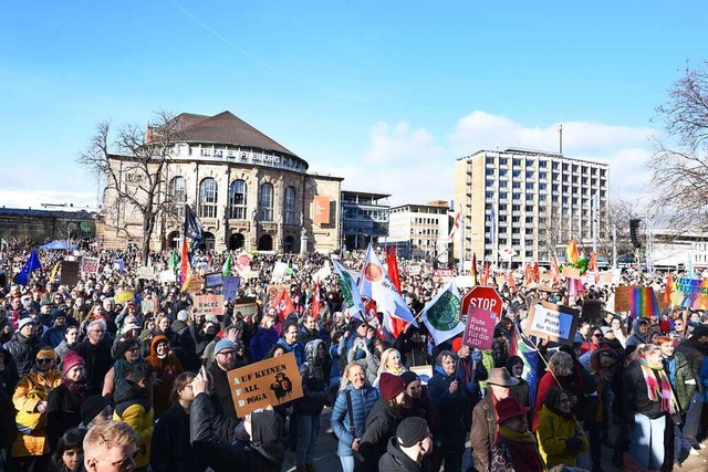 30.000 Menschen demonstrieren in Freiburg gegen Rechtsextremismus.  | Foto: Rita Eggstein