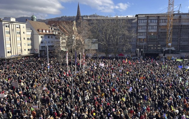 Rund 30.000 Menschen nahmen am Samstag...stration gegen Rechtsextremismus teil.  | Foto: Annika Vogelbacher