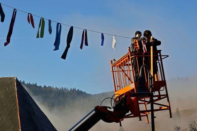 Hoch ber der Strae bringen die Geientler Narren die Fetzle an  | Foto: Christiane Sahli