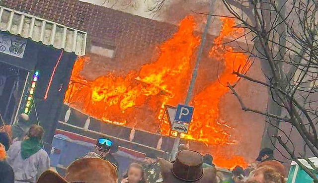 Lichterloh in Flammen: Der Wagen Nummer 69 beim Kehler Narrenumzug  | Foto: Marco Drr (dpa)