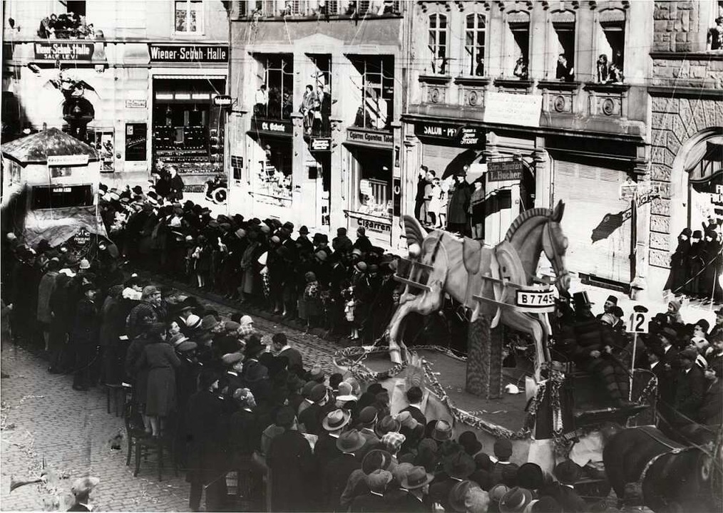 Rosenmontagsumzug, 20. Februar 1928. A...instor auf Hhe der Adelhauser Strae.  | Foto: Archiv Peter Kalchthaler